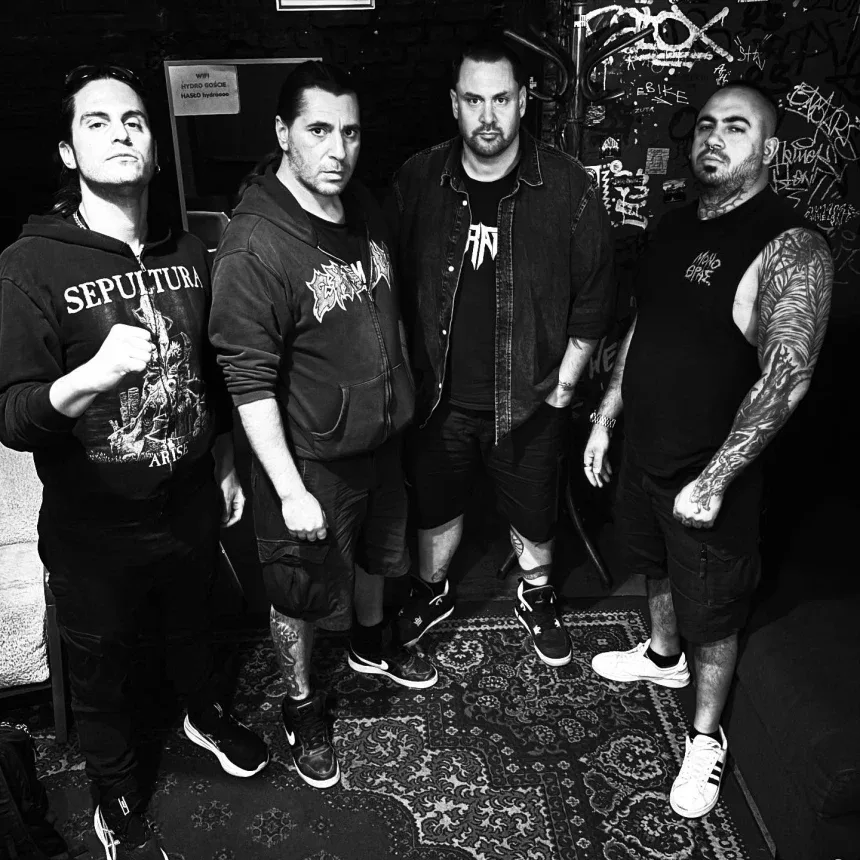 Чёрно-белая группа Suicidal Angels в гримёрке перед выступлением