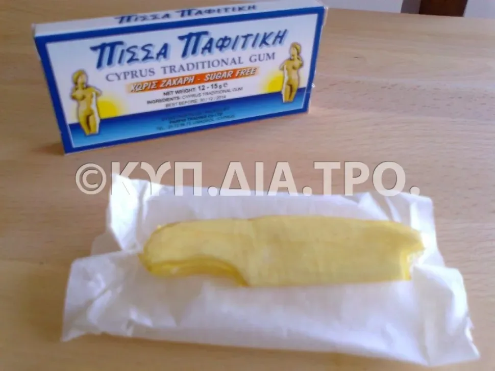 Кусок жвачки из смолы и упаковка Cyprus traditional gum Кусок жвачки из смолы и упаковка Cyprus traditional gum