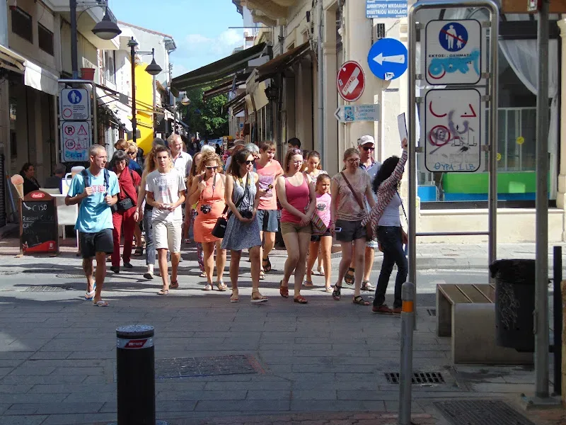 Группа экскурсантов идёт по пешеходной улице Старого города Лимассола
