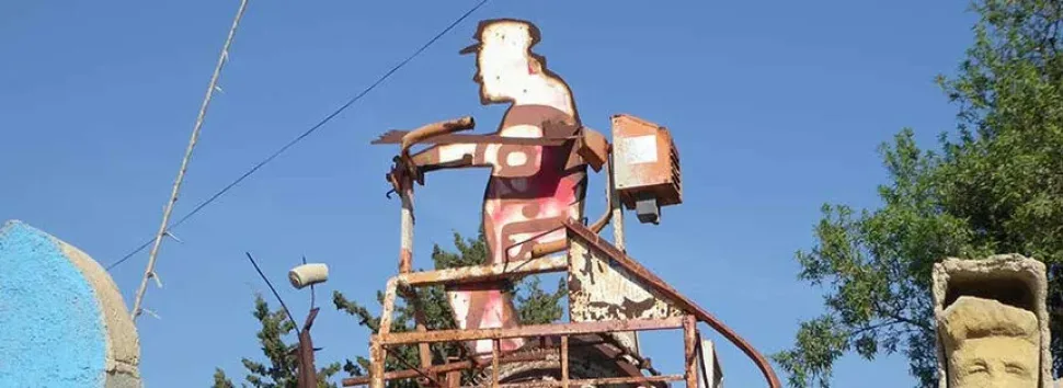 Металлическая скульптура на опоре, проект Old Olive Mill – Mola Culture Factory в Като-Дриса