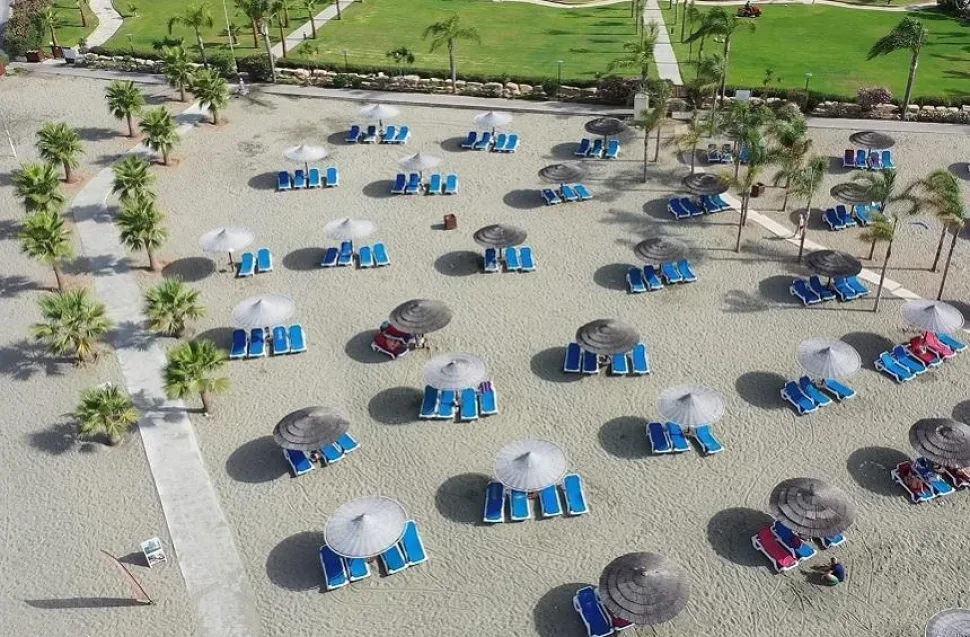 Площадка для пляжного волейбола и широкий песчаный берег Malindi Beach