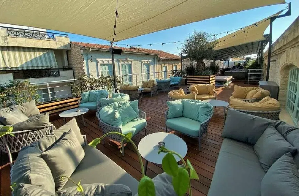 Релакс зона Rooftop Bar Limassol Agora с диванами и навесом