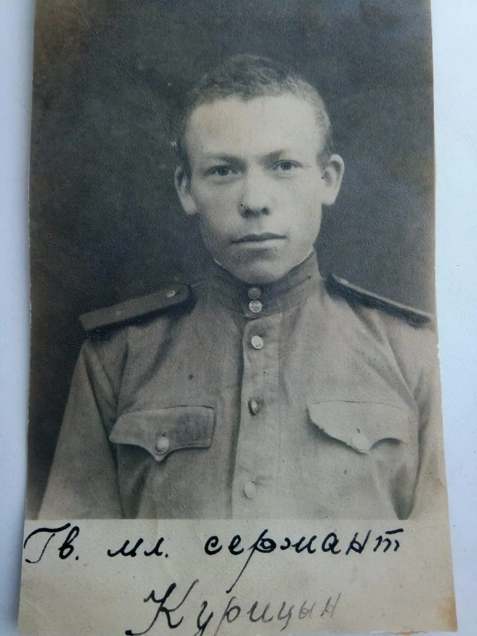 Портрет молодой женщины Александры Мишиной в школьном воротнике Портрет молодой женщины Александры Мишиной в школьном воротнике