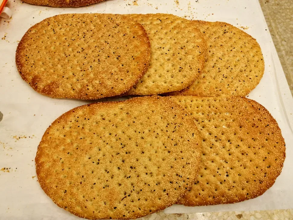 Λαγάνα без закваски — тонкие круглые лепёшки, запечённые в пекарне