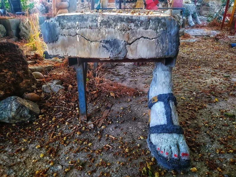 Скамейка с ногой