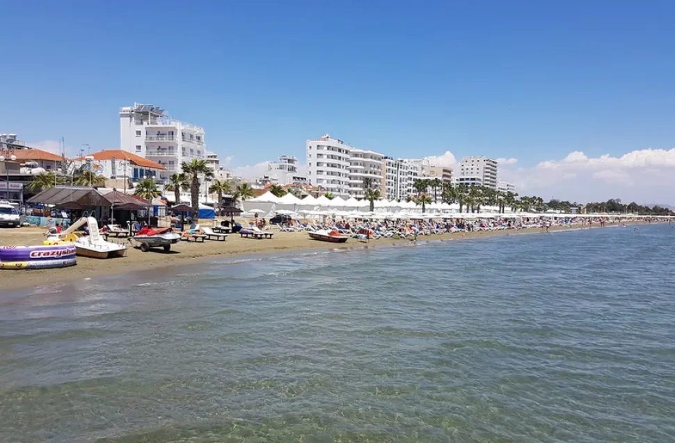 Рыбацкие лодки в прозрачной воде у побережья Ларнаки рядом с пляжами