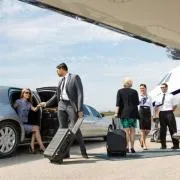 VIP трансфер у частного самолёта с пассажирами и шофёром