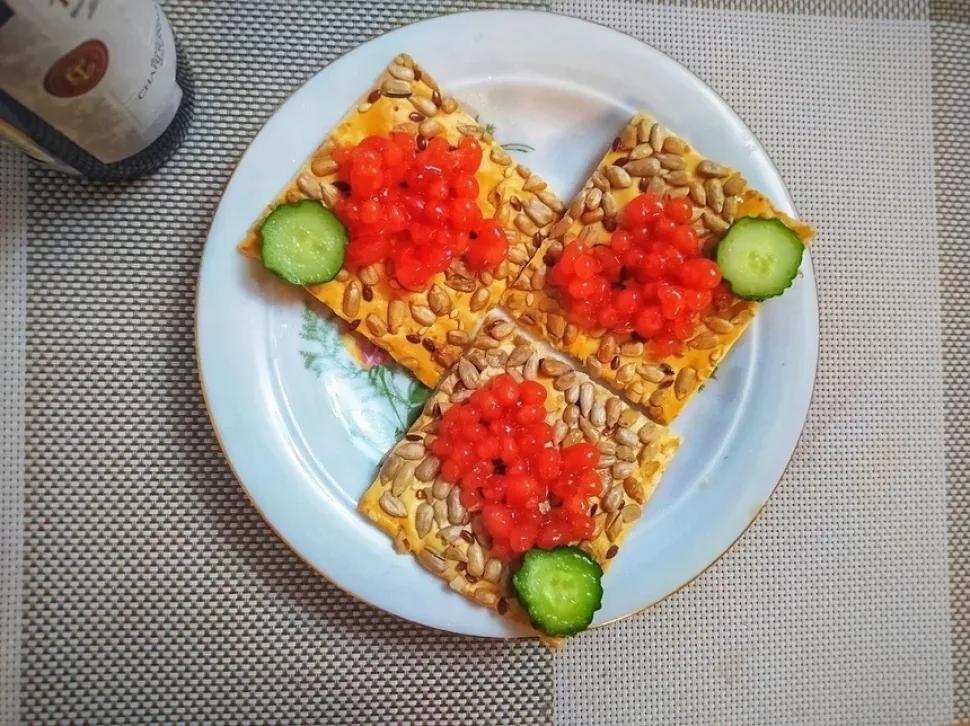 Тарелка с тостами и красной молекулярной икрой из кетчупа как пример блюда
