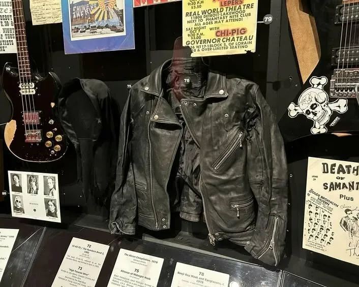 Маска и кожаная куртка Athenar выставлены в Cleveland Rock & Roll Hall of Fame