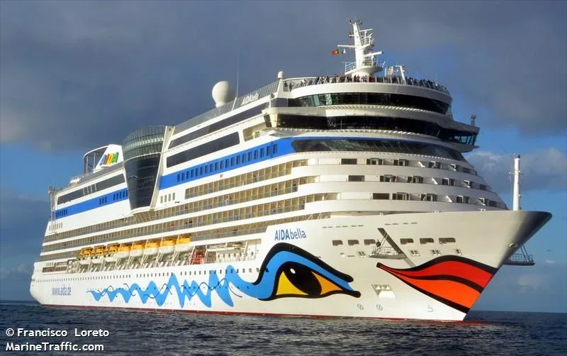 Круизное судно AIDAbella класса Sphinx с яркой росписью на носу