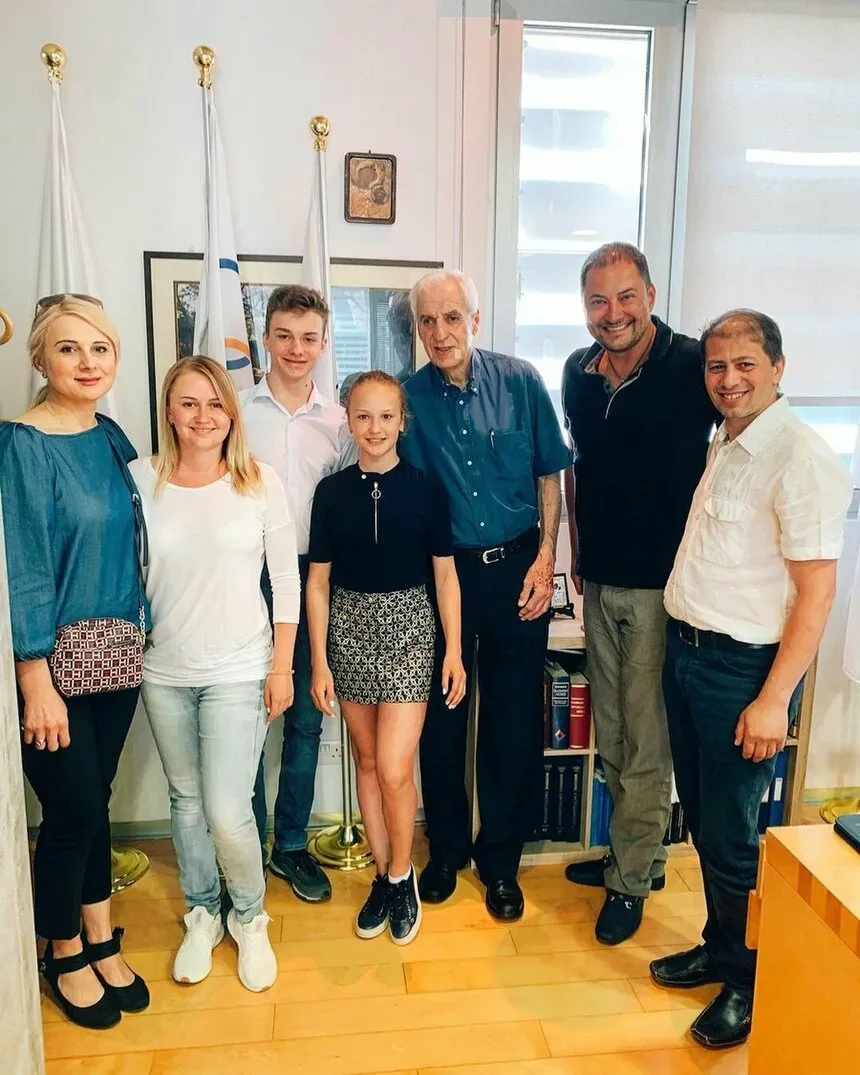 Фото с партнёром, семьёй и Президентом Олимпийского Комитета Кипра - https://www.instagram.com/angelina_k21