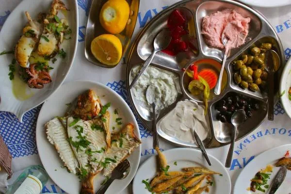 Тарелки с традиционными блюдами и закусками кипрской кухни в таверне