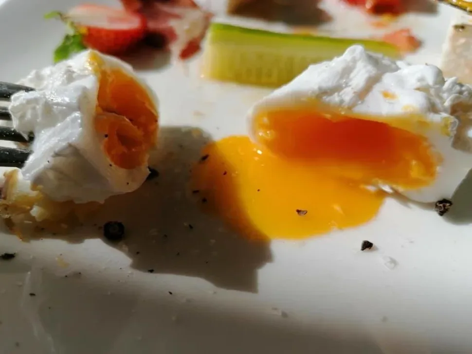 Завтрак на террасе с чашками, апельсиновым соком и видом на море