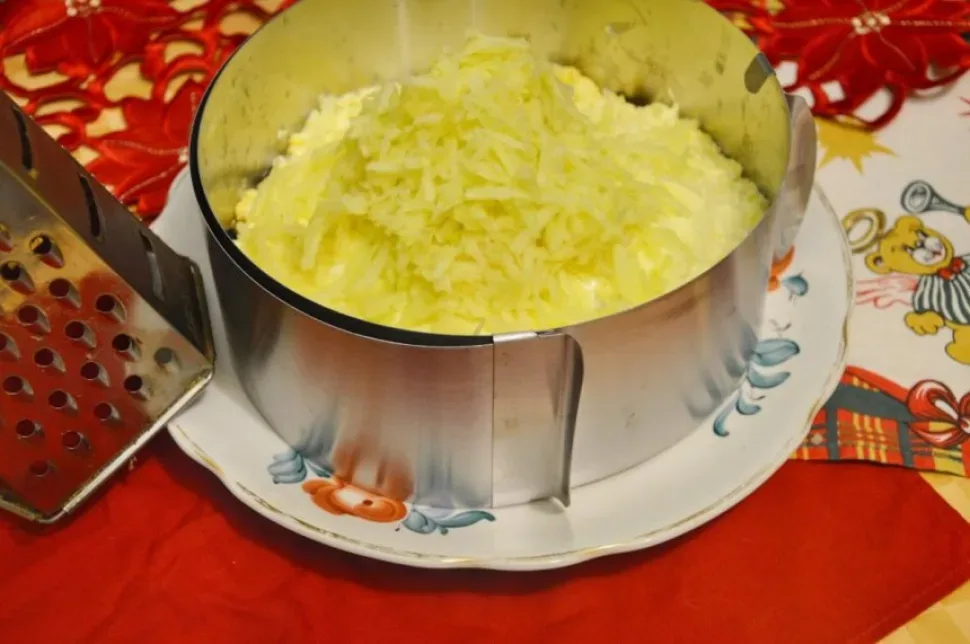 Очищенные зеленые яблоки и снятая кожура на тарелке