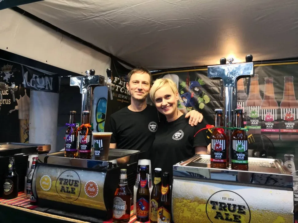 Ряд палаток и столики посетителей на территории Limassol Beer Festival