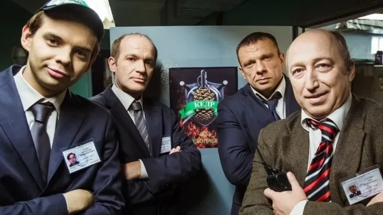 Кадр из сериала «ЧОП»: группа мужчин в формах и с рацией в коридоре