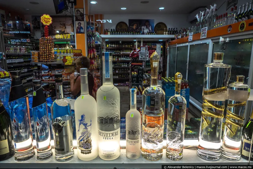 Витрина с крупными бутылками алкоголя в магазине Айя-Напы