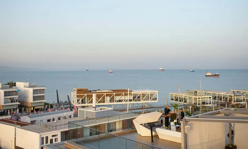 Крыша Porto Bello с видом на море и пришвартованные корабли