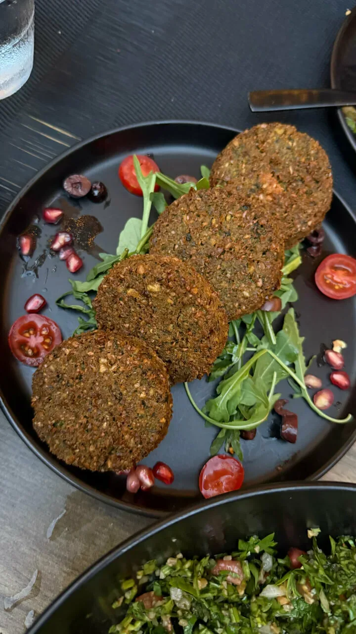 Круглые фалафельные котлеты на рукколе с гранатом и черри