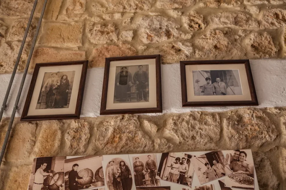 Три старинные семейные фотографии в рамках на каменной стене Три старинные семейные фотографии в рамках на каменной стене