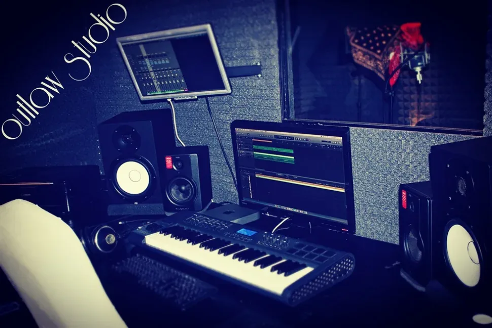 Рабочее место Outlaw Recording Studio Cyprus с мониторами и MIDI-клавиатурой