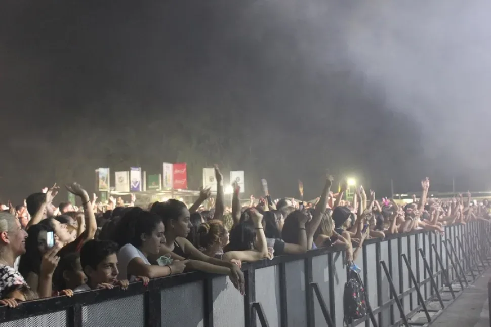 Толпа зрителей у ограждения на открытии Septemberfest в Парке Академии