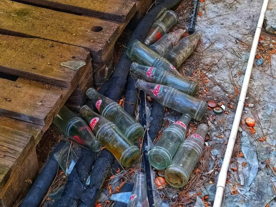 Пустые стеклянные бутылки из под лимонада
