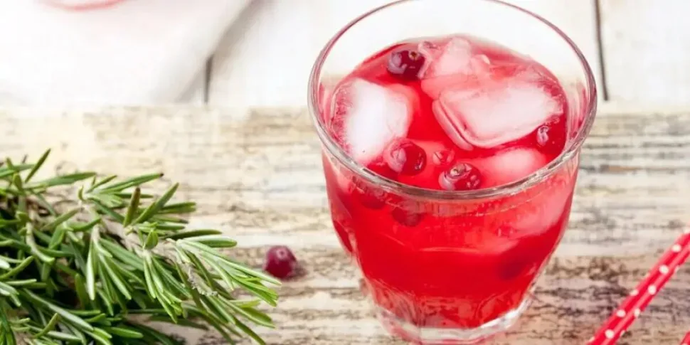 Клюквенно-апельсиновый Whiskey Sour в хайболе с льдом и ягодами клюквы Клюквенно-апельсиновый Whiskey Sour в хайболе с льдом и ягодами клюквы