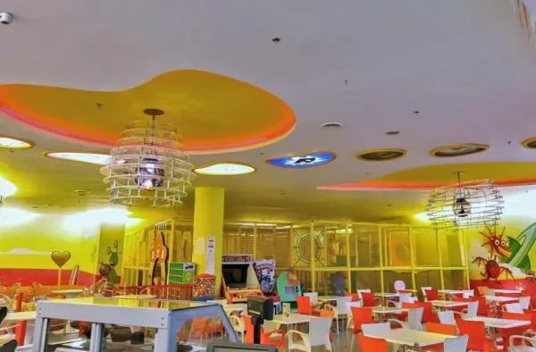 Яркий игровой зал с столиками и автоматами в My Mall – AHS Playplanet
