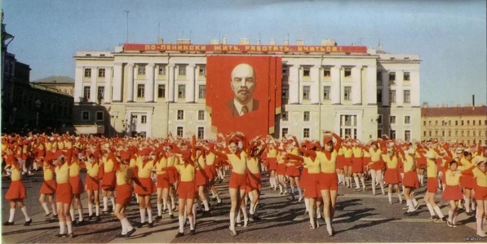 Первомайская демонстрация в СССР с массовой строевой гимнастикой и большим плакатом на здании