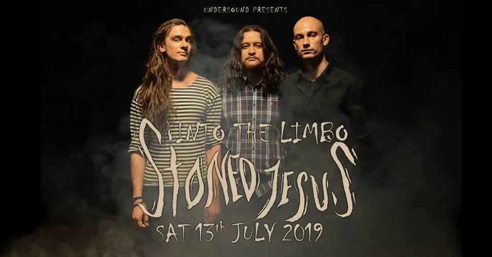 Чёрно‑белый студийный портрет трёх участников группы Stoned Jesus