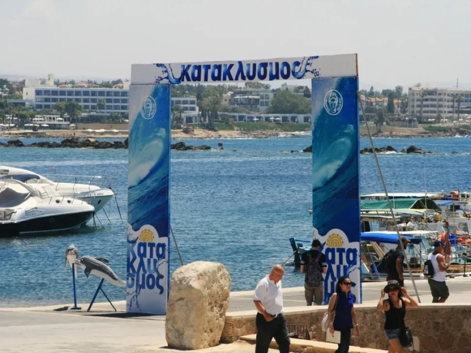 Пловец выплескивает воду в море в праздничный день Катаклизмос Пловец выплескивает воду в море в праздничный день Катаклизмос