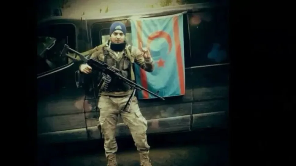Плакат с изображением волка, трёх полумесяцев и надписью на турецком Плакат с изображением волка, трёх полумесяцев и надписью на турецком