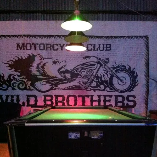 Бильярдный стол перед баннером Motorcycle Club Wild Brothers