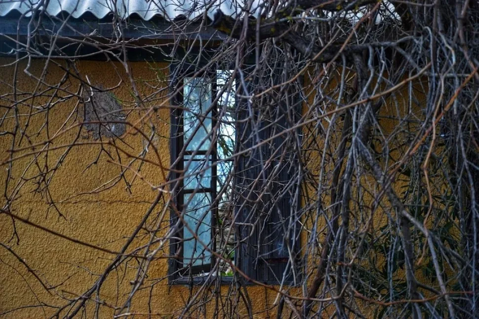 Заброшенные каменные дома на окраине старой деревни Агиос Фотиос