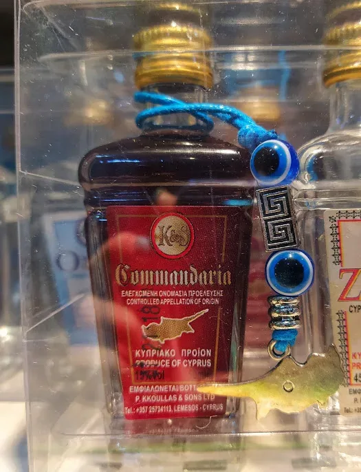 Крупные бутылки вина St John Commandaria с яркими этикетками