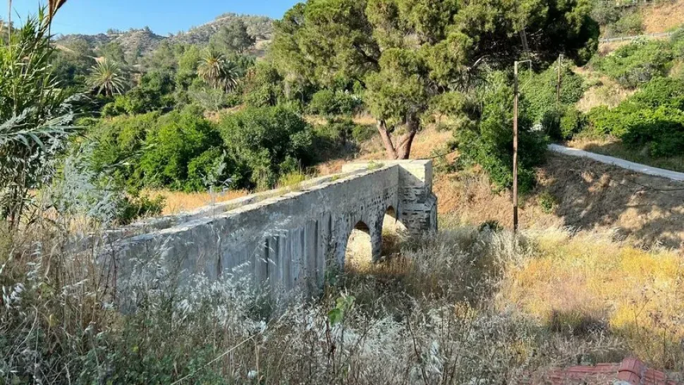 Общий вид венецианского моста Като Милос и холмов вокруг деревни
