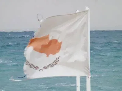 Флаг Кипра на берегу моря, иллюстрация к обсуждению береговой охраны