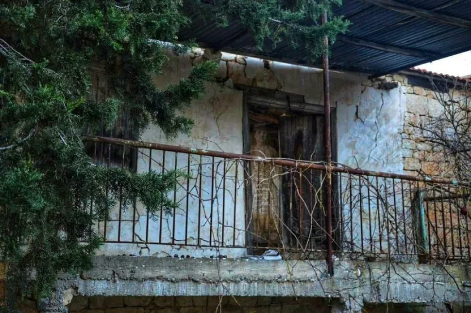 Бледная рука призрака торчит из-за каменной стены старинного строения Бледная рука призрака торчит из-за каменной стены старинного строения