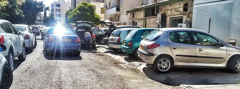 Mercedes в центре аварии, двое людей в форме фотографируют место происшествия