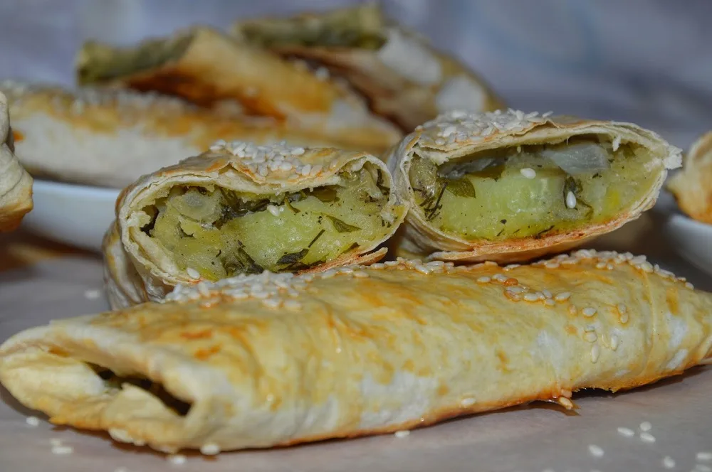 Картофель в хрустящих трубочках из лаваша с кунжутом
