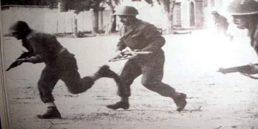 Ополченцы ЭОК в боевой готовности на улицах Никосии декабрь 1963 года