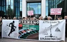 Плакат с англоязычной графикой и надписью ΑΦΥΠΝΙΣΗ 2020 против коррумпированных элит Плакат с англоязычной графикой и надписью ΑΦΥΠΝΙΣΗ 2020 против коррумпированных элит