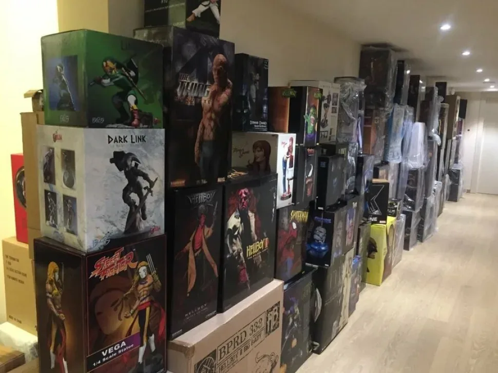 Складские коробки со статуэтками и фигурками в Collectors Realm