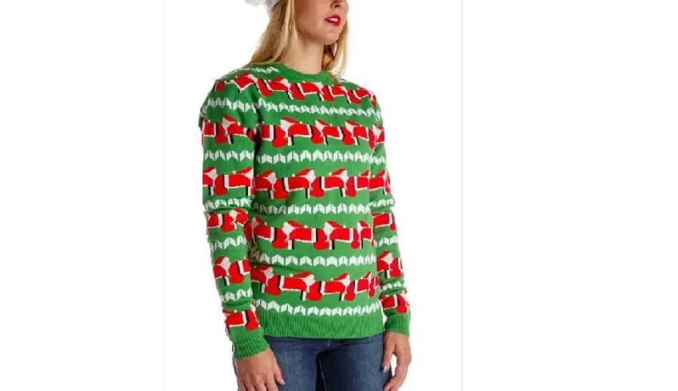 Зелёный свитер с повторяющимся рождественским узором на манекене