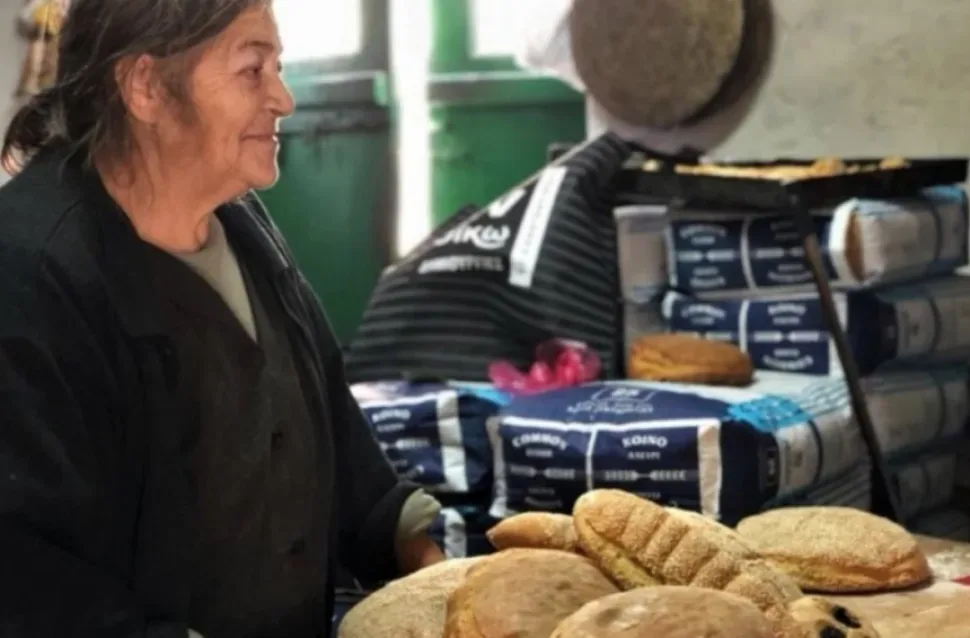 Родула Кироу выставляет свежие продолговатые хлебные буханки из пекарни Арсос