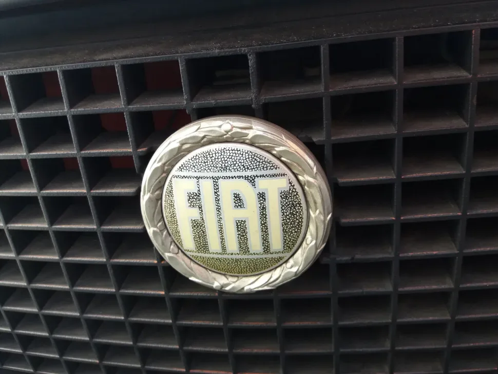Крупный план эмблемы FIAT на решётке радиатора