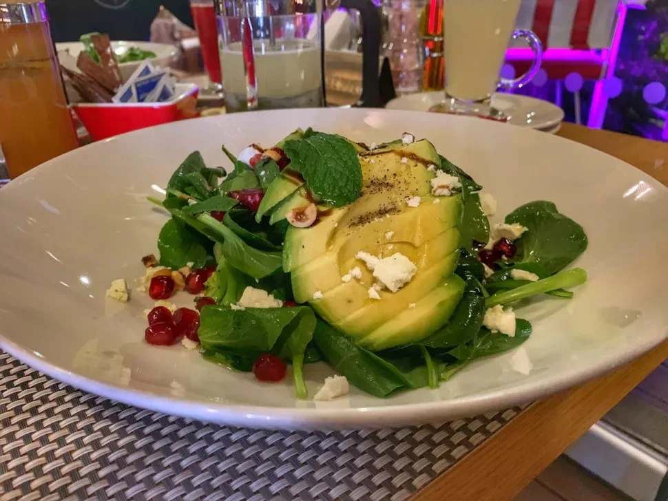Салат с авокадо и гранатом из рождественского меню Red Cafe