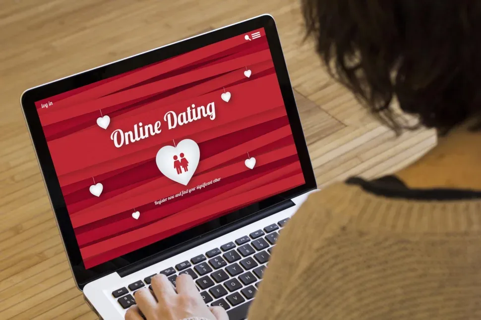 Женщина за ноутбуком на сайте знакомств с надписью Online Dating Женщина за ноутбуком на сайте знакомств с надписью Online Dating