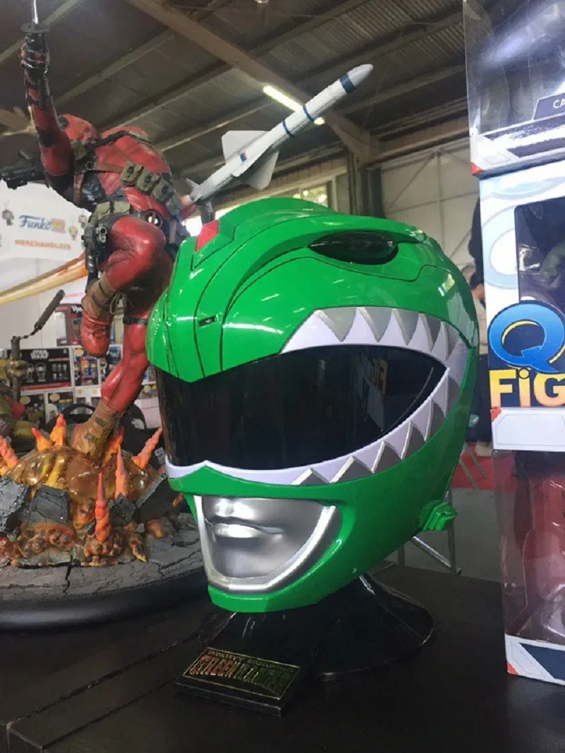 Зелёный шлем Power Rangers как часть выставки коллекционных реквизитов